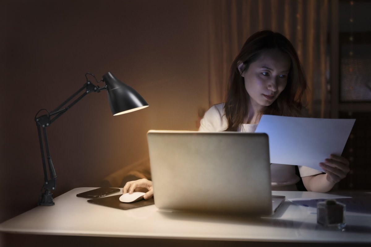 Office Pear Clip Svart klemmelampe Fra Ledvance - Armen med tv&aring; leder g&aring;r att vinkla och justera i h&ouml;jd och sidled vilket g&ouml;r det till en flexibel lampa, ut&ouml;ver det har den en vridbar sk&auml;rm f&ouml;r individuell inst&auml;llning av ljuset.