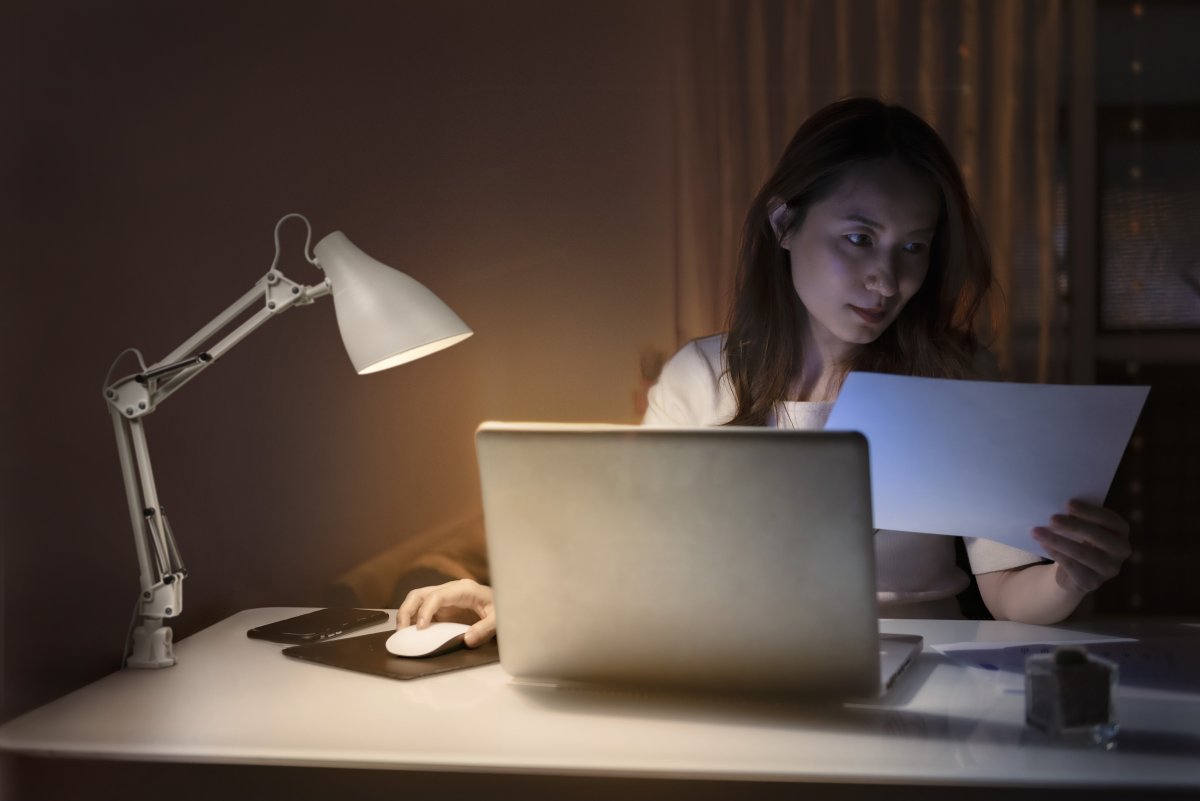 Office Pear Clip Hvit klemmelampe Fra Osram - Armen med tv&aring; leder g&aring;r att vinkla och justera i h&ouml;jd och sidled vilket g&ouml;r det till en flexibel lampa, ut&ouml;ver det har den en vridbar sk&auml;rm f&ouml;r individuell inst&auml;llning av ljuset.