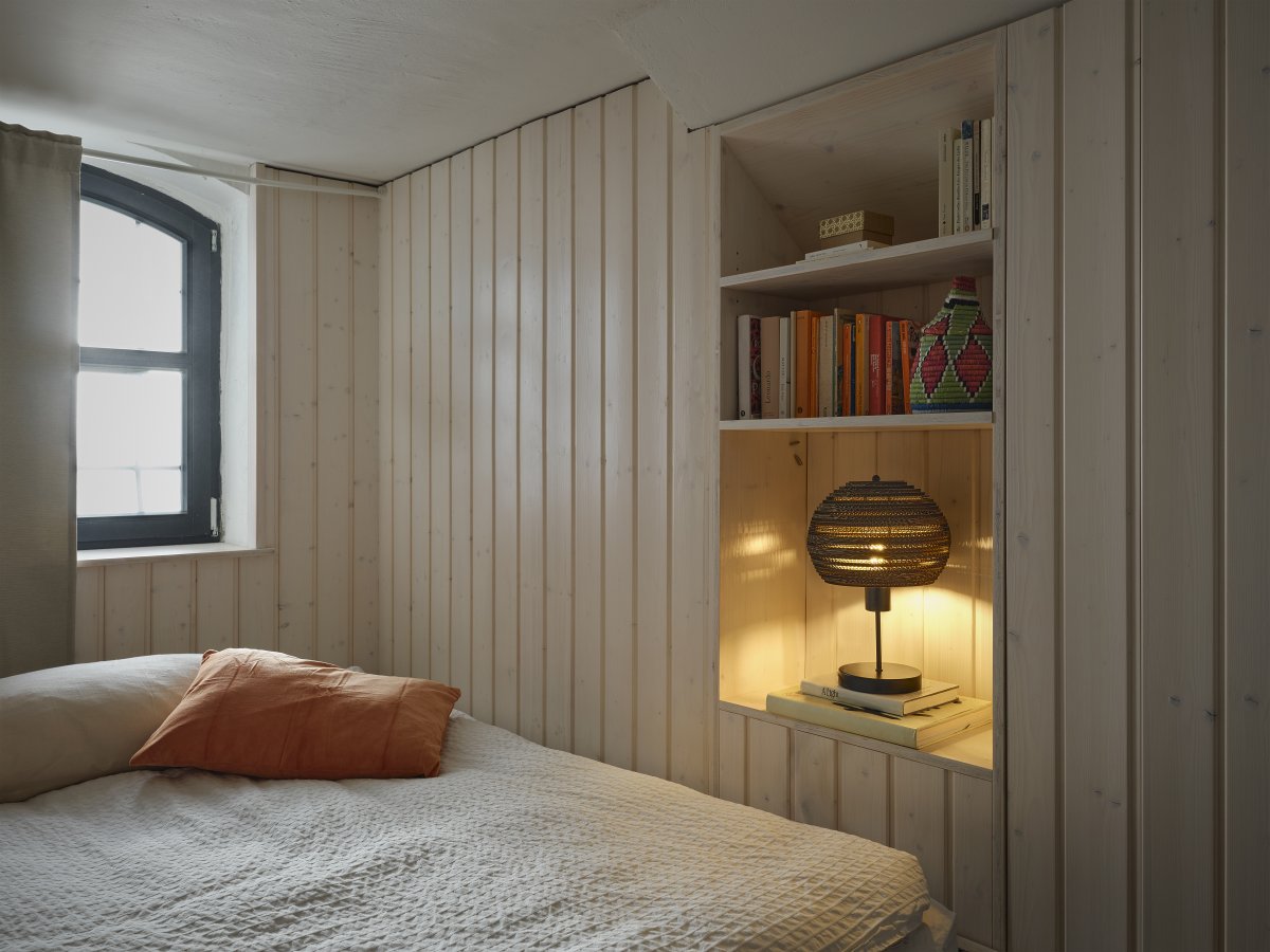 Cardboard Ball 38cm Brun bordlampe Fra Ledvance - Skjermen laget av flere lag papp skaper et vakkert lysspill i rommet n&aring;r det er opplyst og bidrar til en varm og naturlig atmosf&aelig;re.