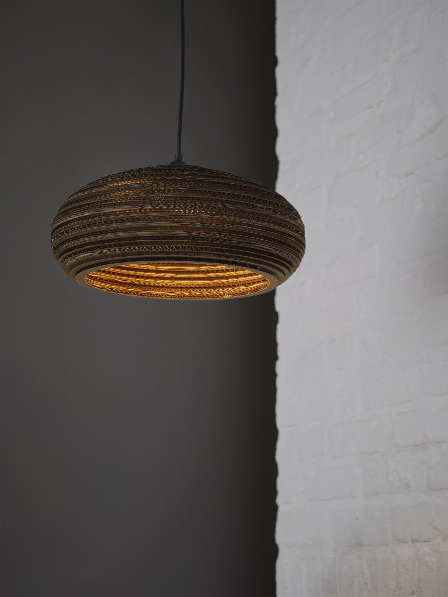 Cardboard drop Ø40 Brun Taklampe Fra Ledvance - Skjermen laget av flere lag papp skaper et vakkert lysspill i rommet når det er opplyst og bidrar til en varm og naturlig atmosfære.