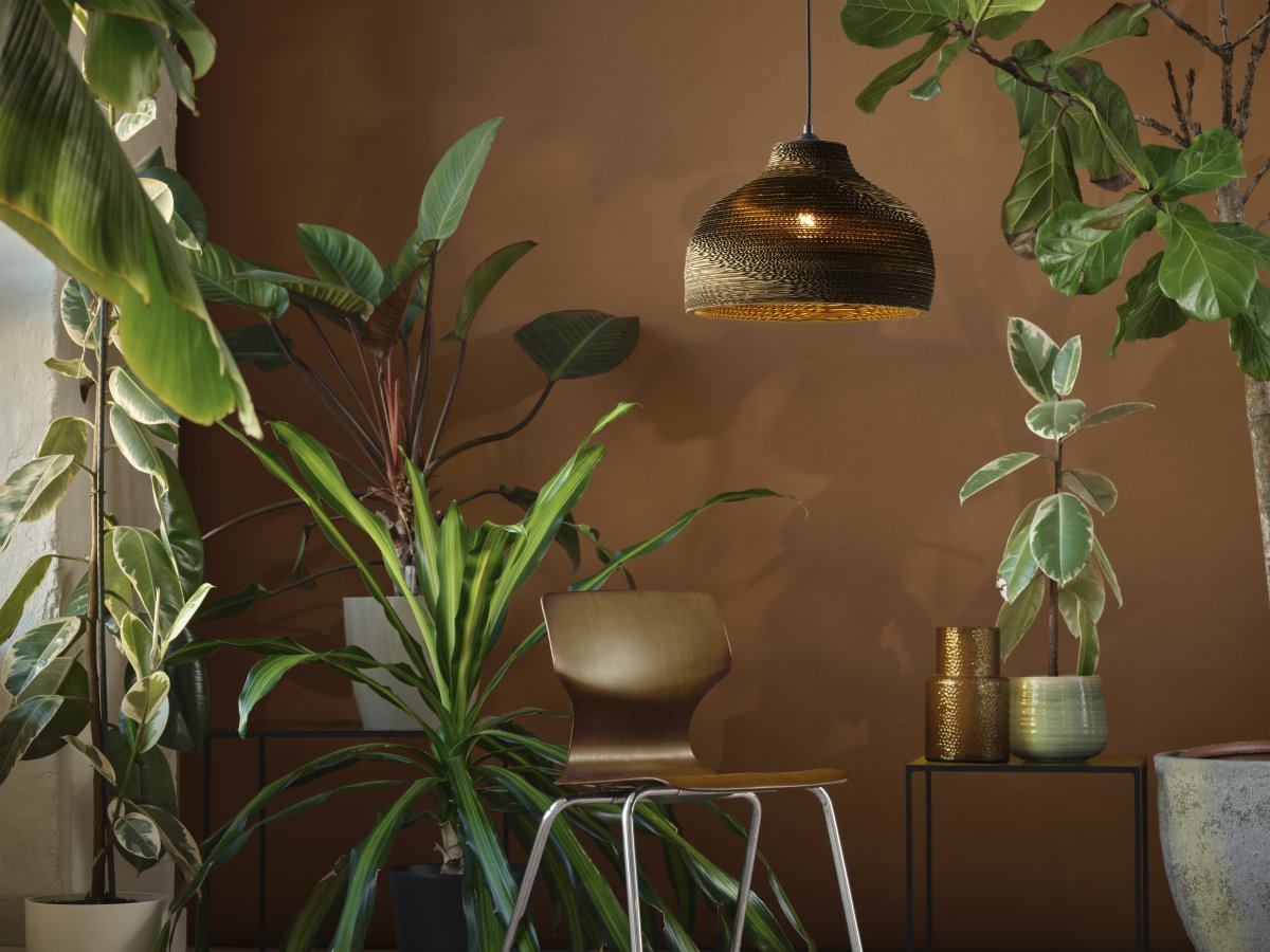 Cardboard Hat Ø36 Brun Taklampe Fra Ledvance - Skjermen laget av flere lag papp skaper et vakkert lysspill i rommet når det er opplyst og bidrar til en varm og naturlig atmosfære.