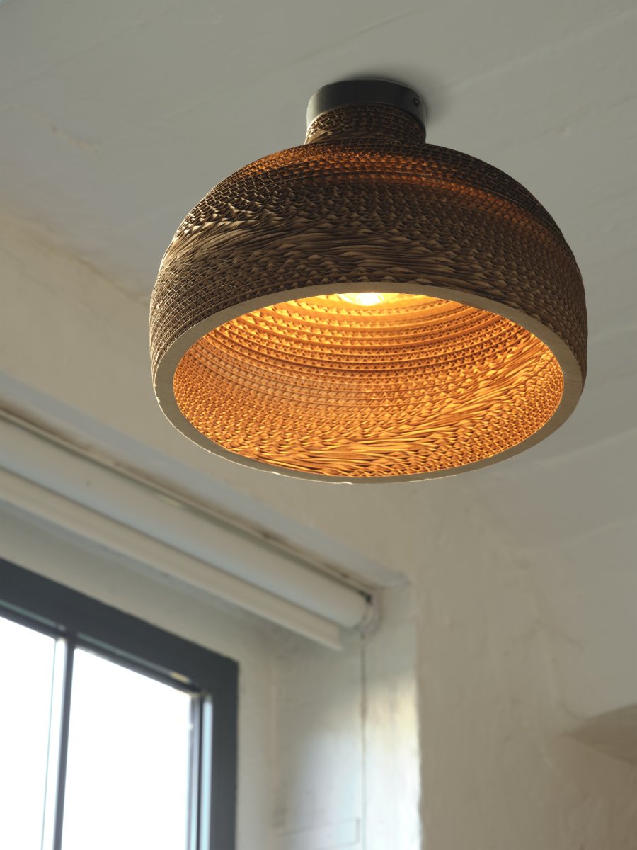 Cardboard Hat Ø36 Brun plafond Fra Ledvance - Skjermen laget av flere lag papp skaper et vakkert lysspill i rommet når det er opplyst og bidrar til en varm og naturlig atmosfære.