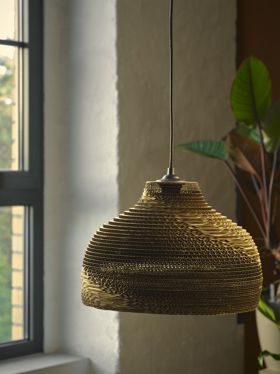 Cardboard Hat Ø36 Brun Taklampe Fra Ledvance - Skjermen laget av flere lag papp skaper et vakkert lysspill i rommet når det er opplyst og bidrar til en varm og naturlig atmosfære.