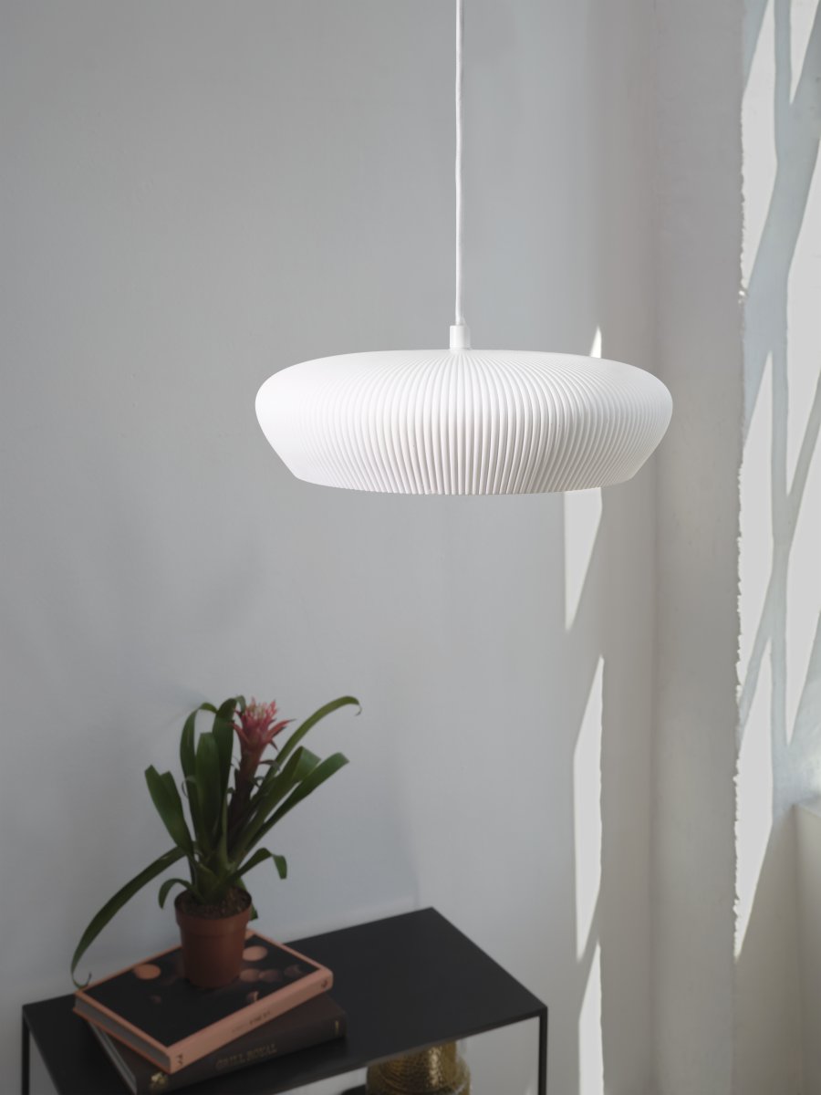 Plaster Pure Ø30 Hvit Taklampe Fra Osram - Dekorskjermen st&oslash;pt i gips gir en fin spredning av lys i rommet.