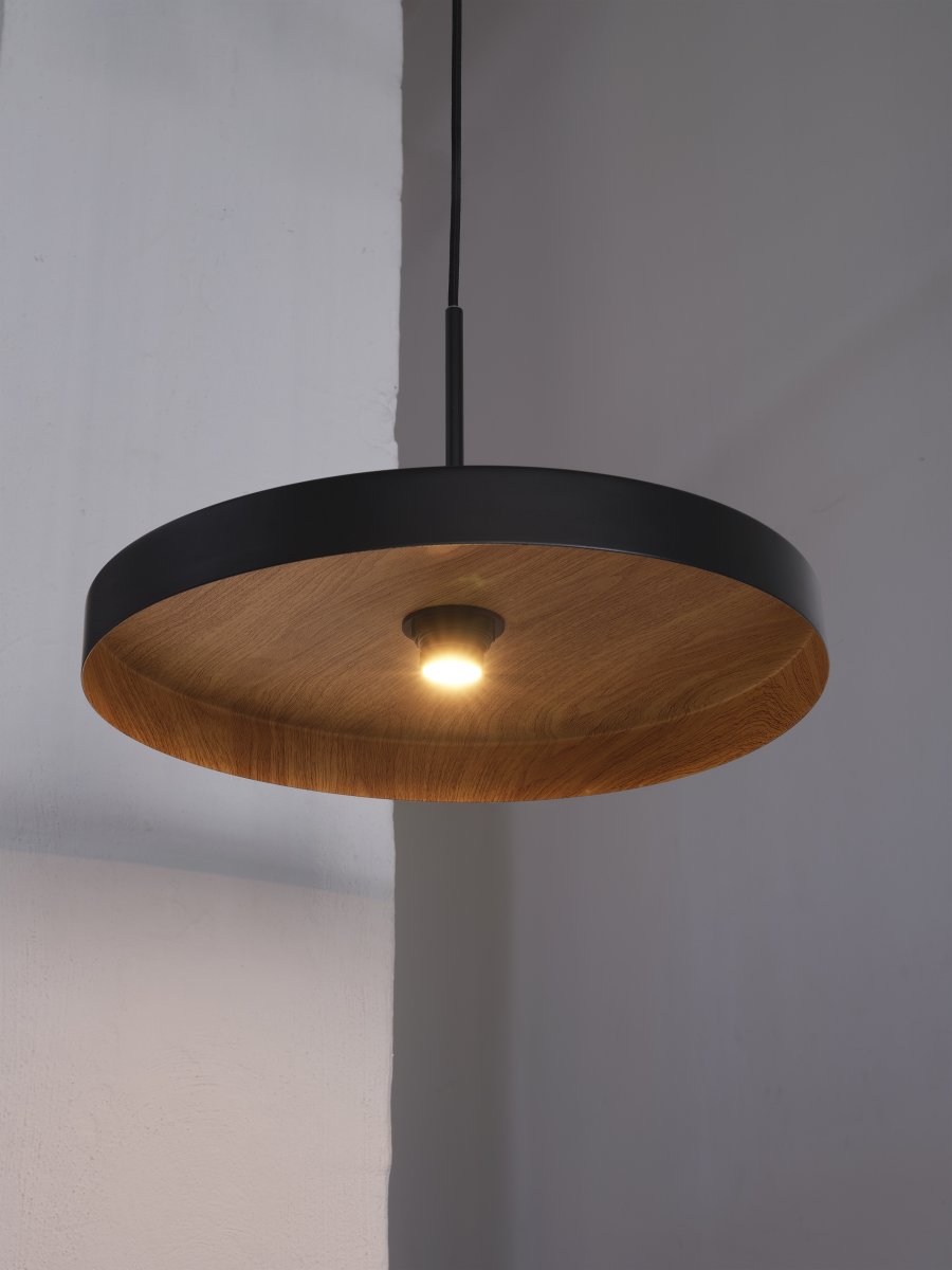Plate Wood Ø40 Svart Taklampe Fra Osram - som gir et fint og varmt lysspredning i rommet.