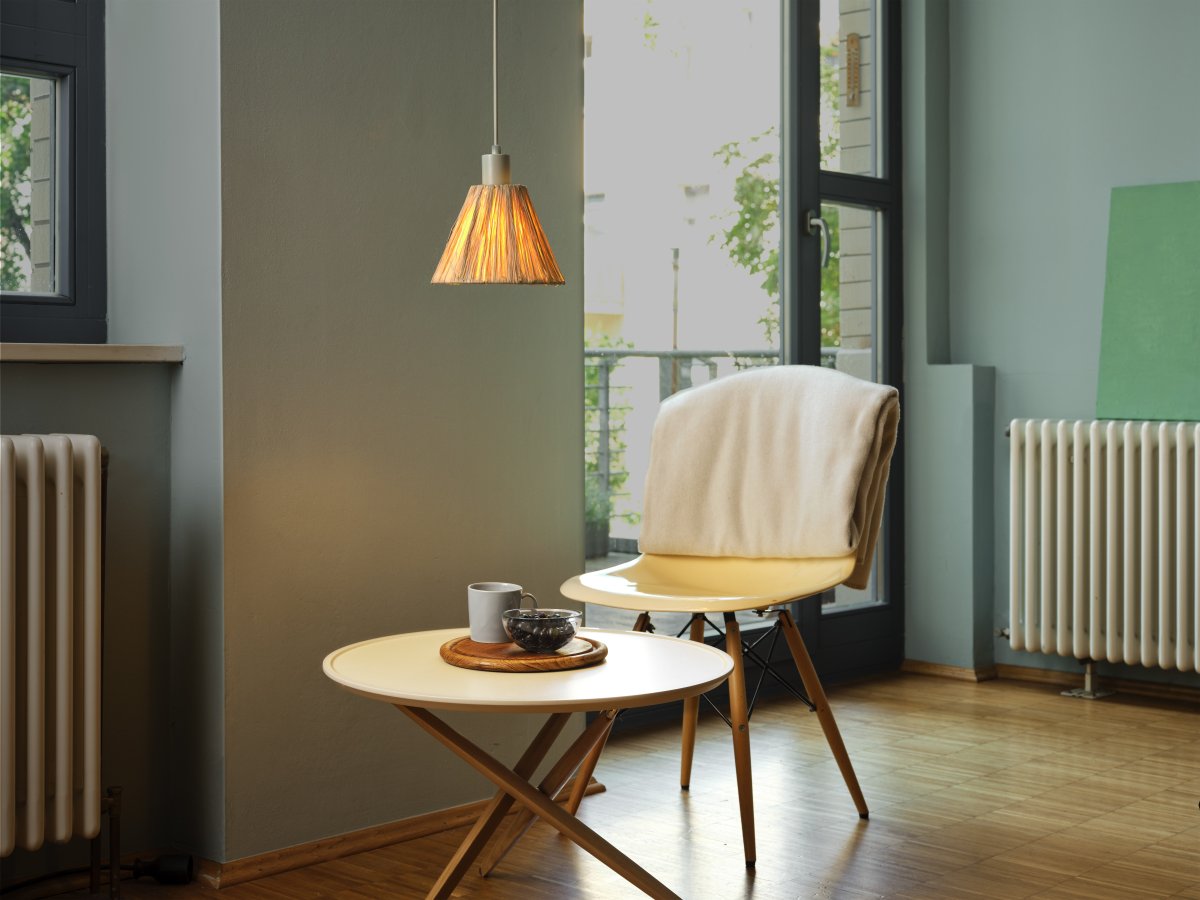 Raffia Ø20 Natur Taklampe Fra Ledvance - Skjermen laget av raffia-palmer i kombinasjon med det gr&oslash;nne metallet bidrar med en varm og naturlig atmosf&aelig;re til rommet.