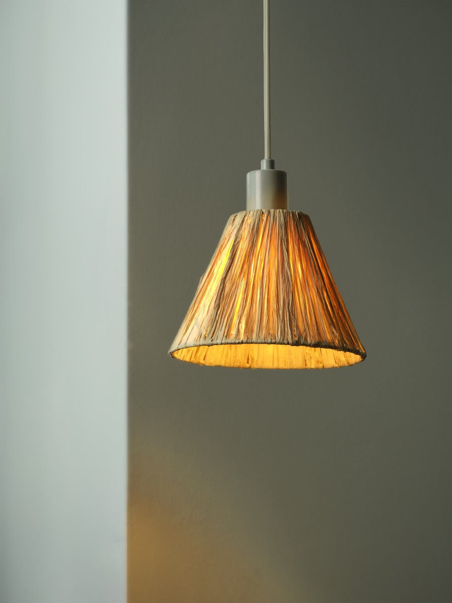 Raffia Ø20 Natur Taklampe Fra Ledvance - Skjermen laget av raffia-palmer i kombinasjon med det gr&oslash;nne metallet bidrar med en varm og naturlig atmosf&aelig;re til rommet.