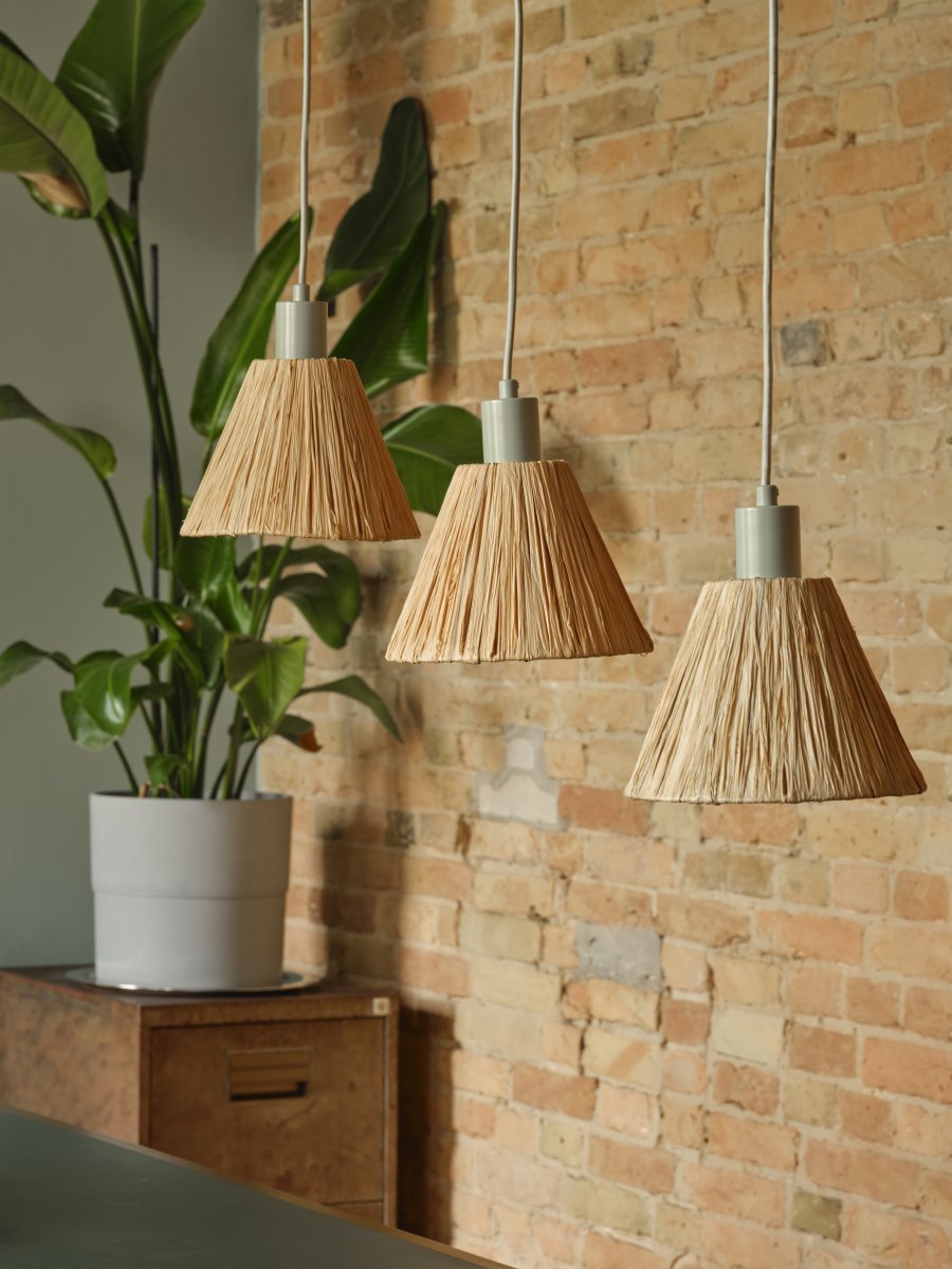 Raffia 85cm Natur Taklampe Fra Ledvance - Skjermene laget av raffia-palmer i kombinasjon med det gr&oslash;nne metallet bidrar med en varm og naturlig atmosf&aelig;re til rommet.