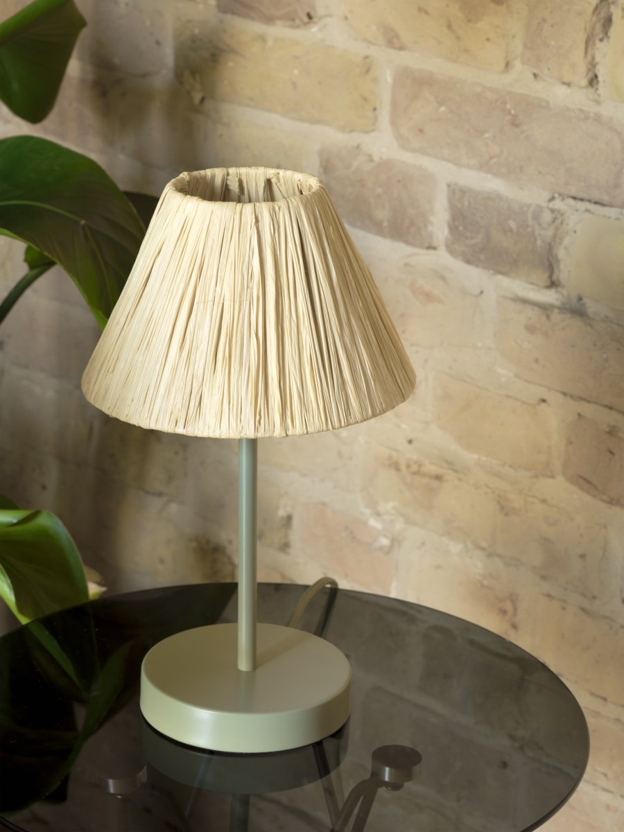 Raffia 33cm Natur bordlampe Fra Osram - Skjermen laget av raffia-palmer i kombinasjon med det gr&oslash;nne metallet bidrar med en varm og naturlig atmosf&aelig;re til rommet.