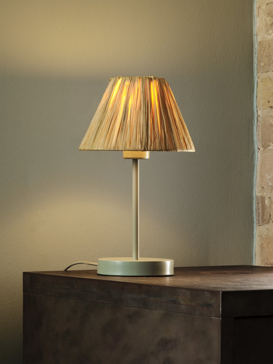 Raffia 33cm Natur bordlampe Fra Osram - Skjermen laget av raffia-palmer i kombinasjon med det gr&oslash;nne metallet bidrar med en varm og naturlig atmosf&aelig;re til rommet.