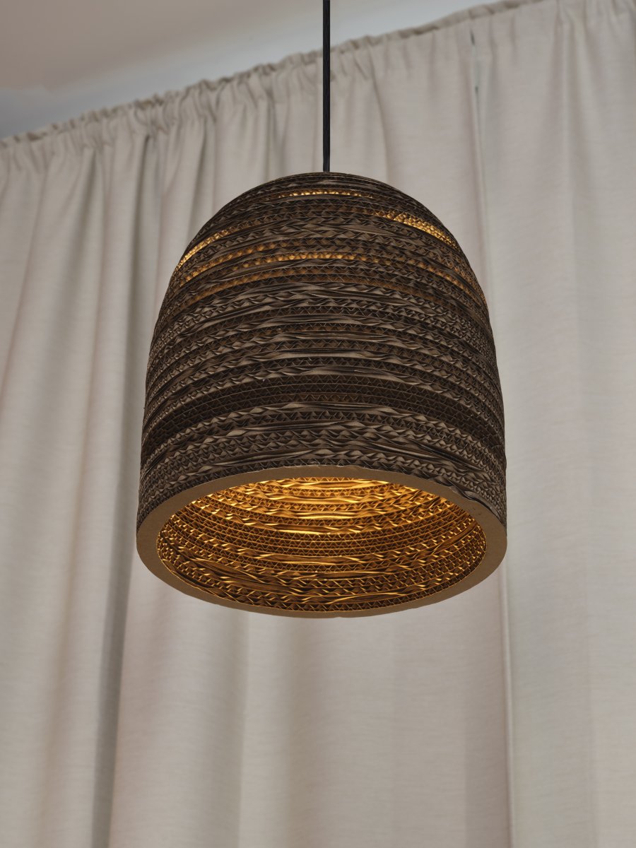 Cardboard Bell Ø25 Brun Taklampe Fra Osram - Skjermen laget av flere lag papp skaper et vakkert lysspill i rommet n&aring;r det er opplyst og bidrar til en varm og naturlig atmosf&aelig;re.
