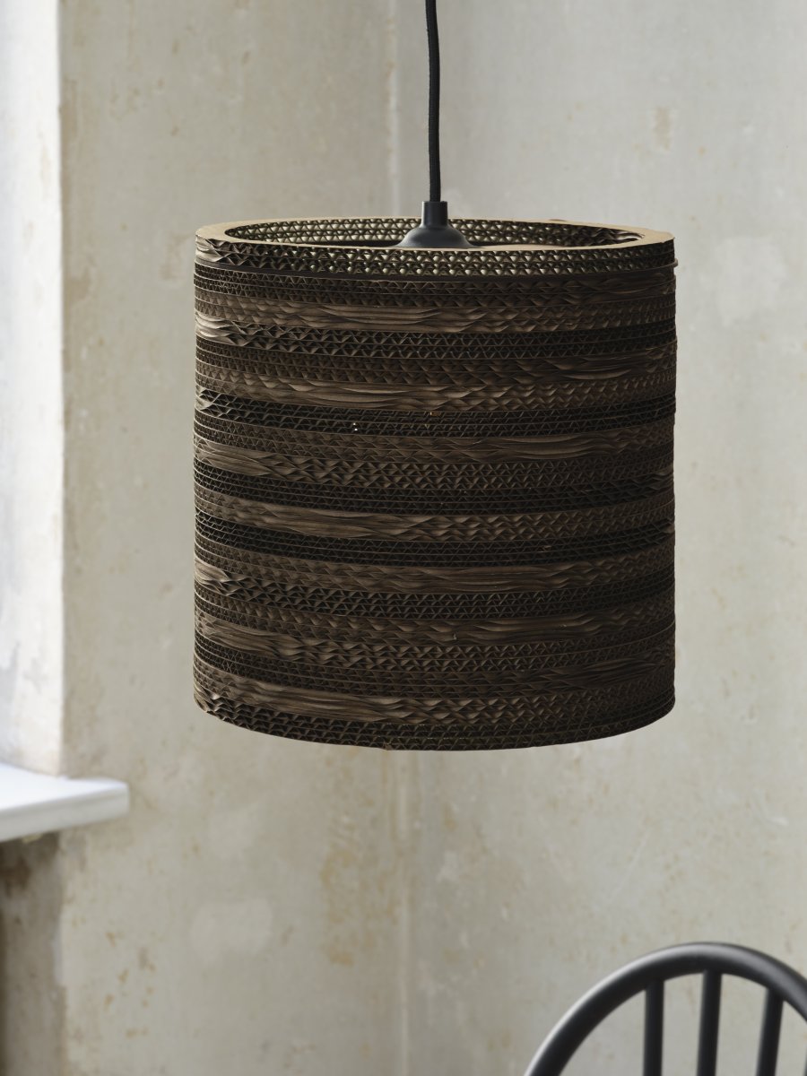 Cardboard Cylinder Ø25 Brun Taklampe Fra Osram - Skjermen laget av flere lag papp skaper et vakkert lysspill i rommet n&aring;r det er opplyst og bidrar til en varm og naturlig atmosf&aelig;re.