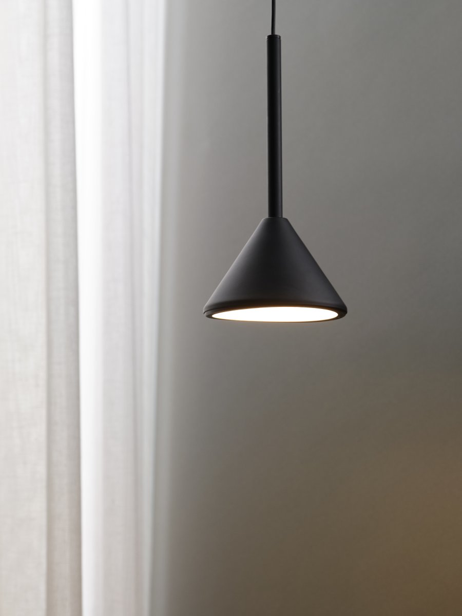 Fuji Ø12 Svart Taklampe Fra Osram - Den konformade sk&auml;rmen ger ett bl&auml;ndfritt ljus ner&aring;t p&aring; 330lm och 3000K varmvitt ljus.