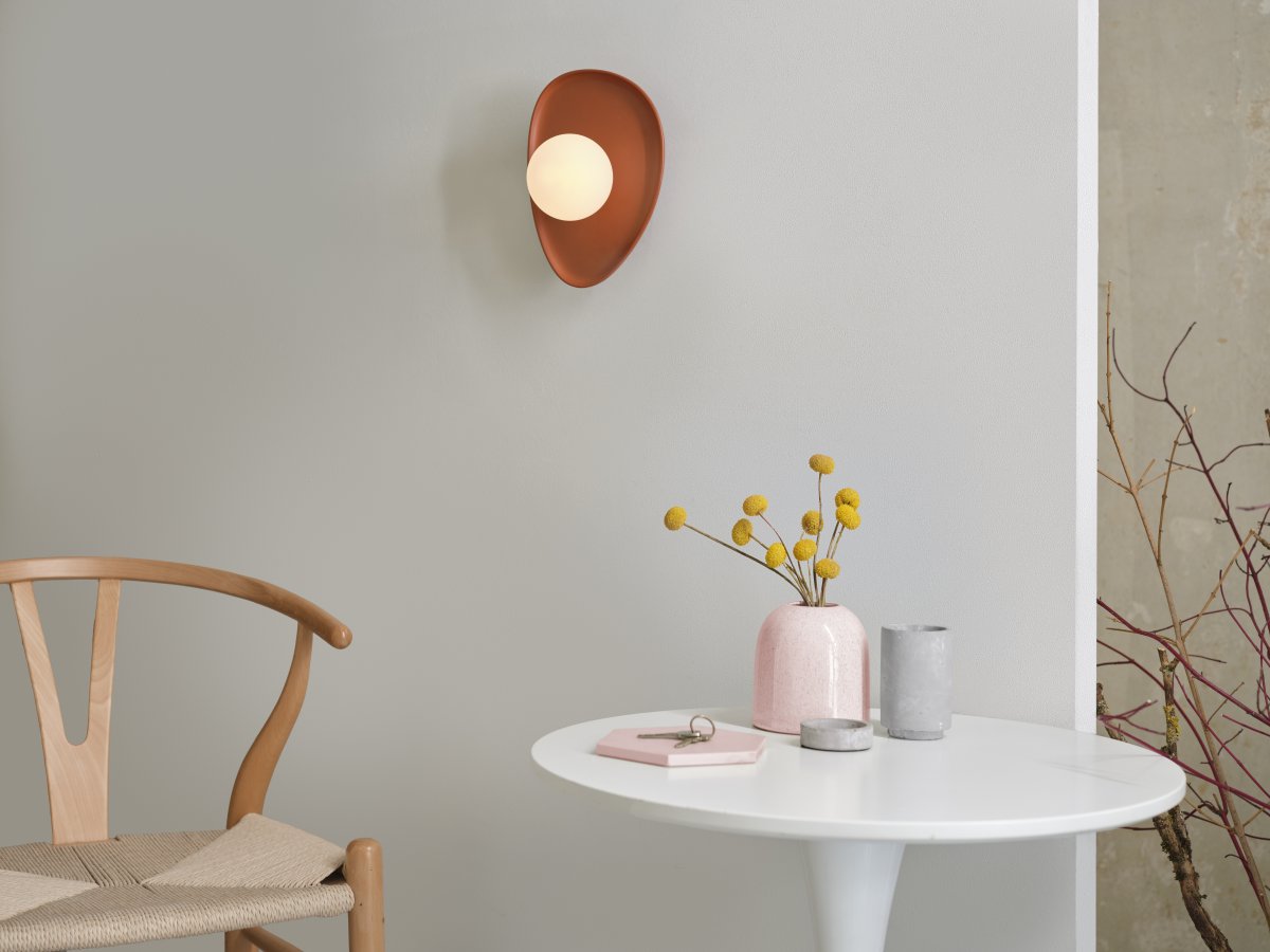 Clay Nest 26cm Brun vegglampe Fra Ledvance - Glaskupan i opal som omfamnar ljusk&auml;llan skapar ett fint och bl&auml;ndfritt ljus i rummet.