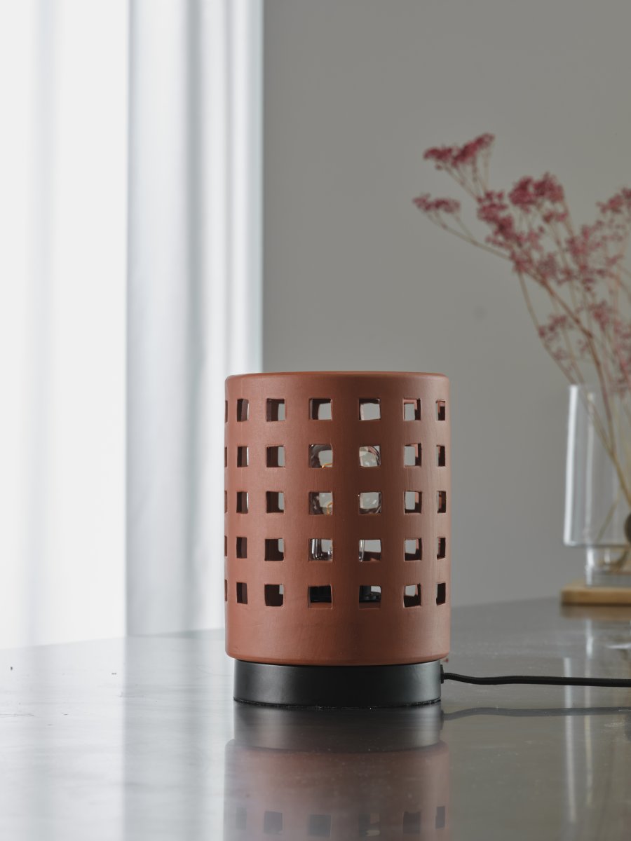 Clay Windows 15cm Brun bordlampe Fra Osram - Placera f&ouml;rslagsvis i vardagsrummet som st&auml;mningsbelysning eller i sovrummet som s&auml;nglampa.