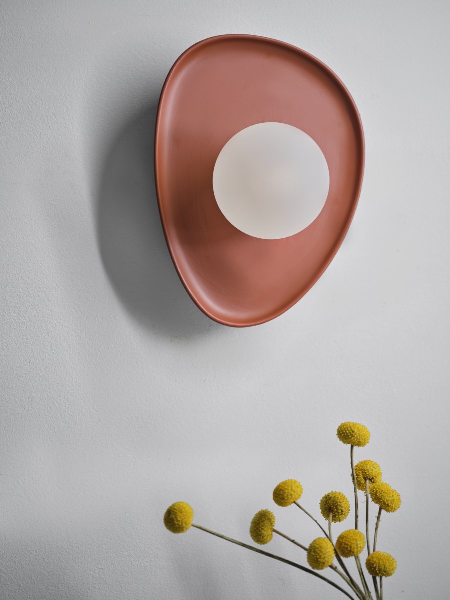 Clay Nest 26cm Brun vegglampe Fra Ledvance - Glaskupan i opal som omfamnar ljusk&auml;llan skapar ett fint och bl&auml;ndfritt ljus i rummet.