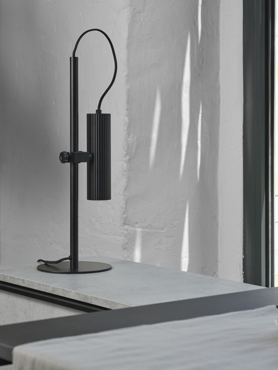 Drums 50cm Svart skrivebordslampe Fra Ledvance - Drums er en moderne bordlampe med minimalistisk design.