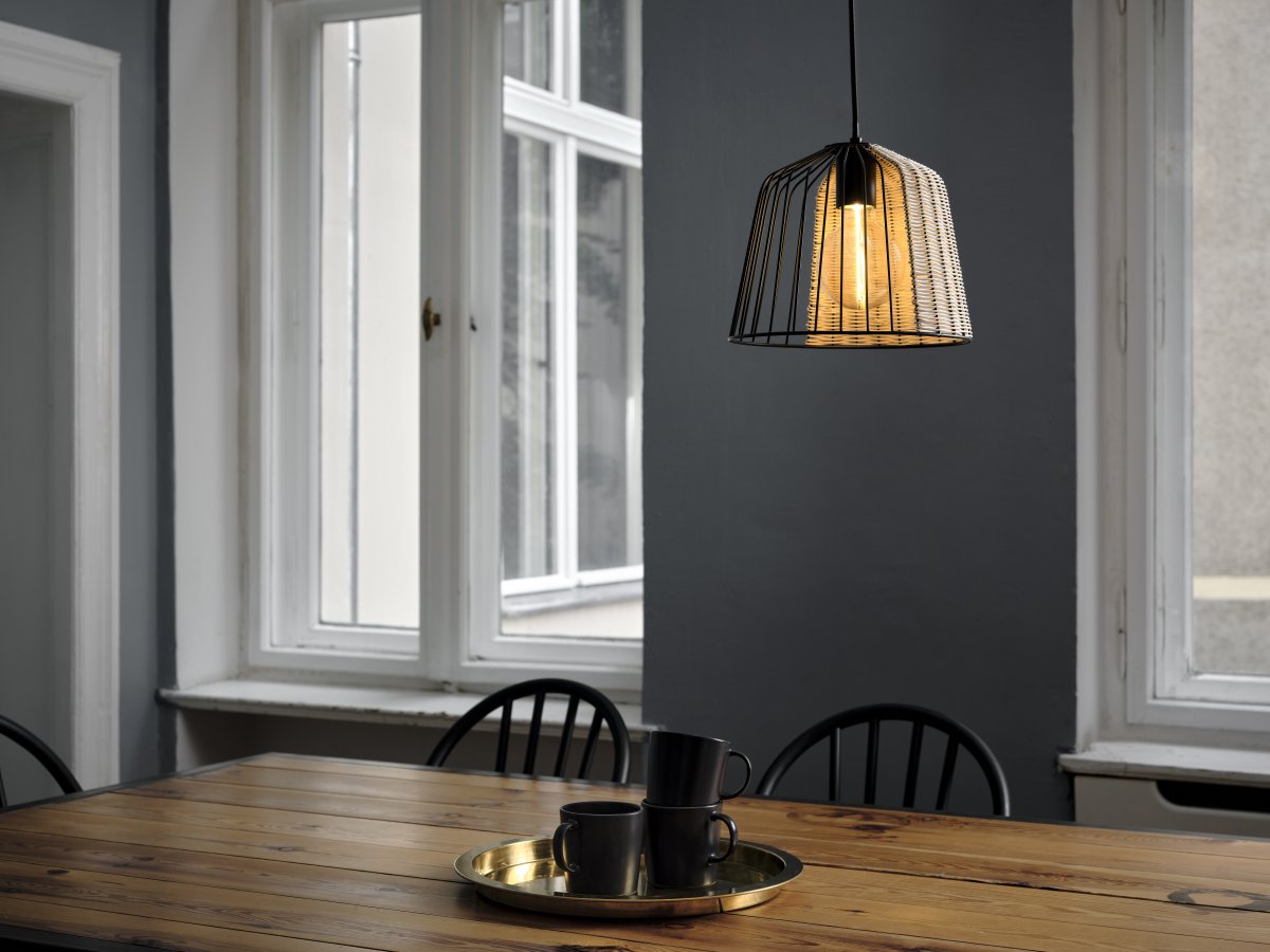 Cage Bell Ø26 Svart Taklampe Fra Ledvance - Den sorte metallskjermen i kombinasjon med detaljene i rotting bidrar til en koselig atmosfære til rommet.