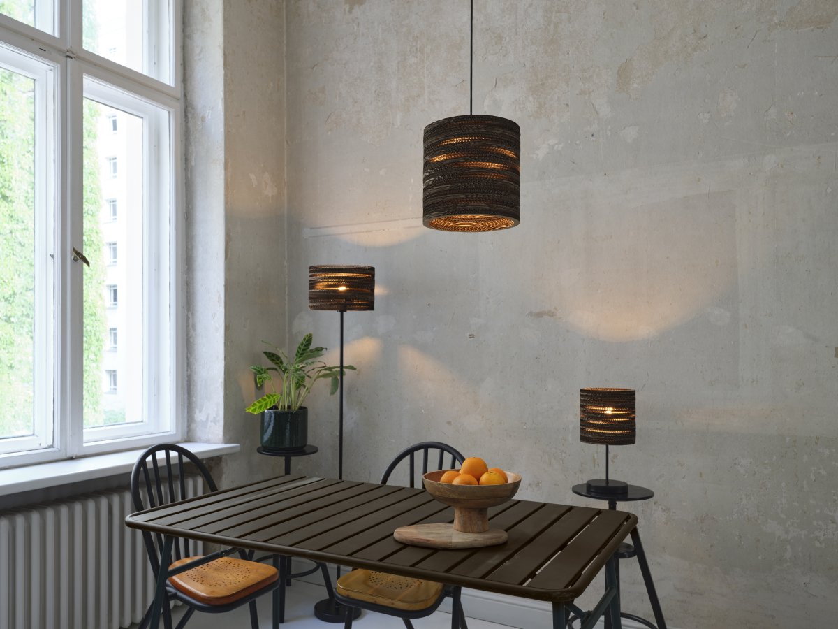 Cardboard Cylinder Ø25 Brun Taklampe Fra Osram - Skjermen laget av flere lag papp skaper et vakkert lysspill i rommet n&aring;r det er opplyst og bidrar til en varm og naturlig atmosf&aelig;re.
