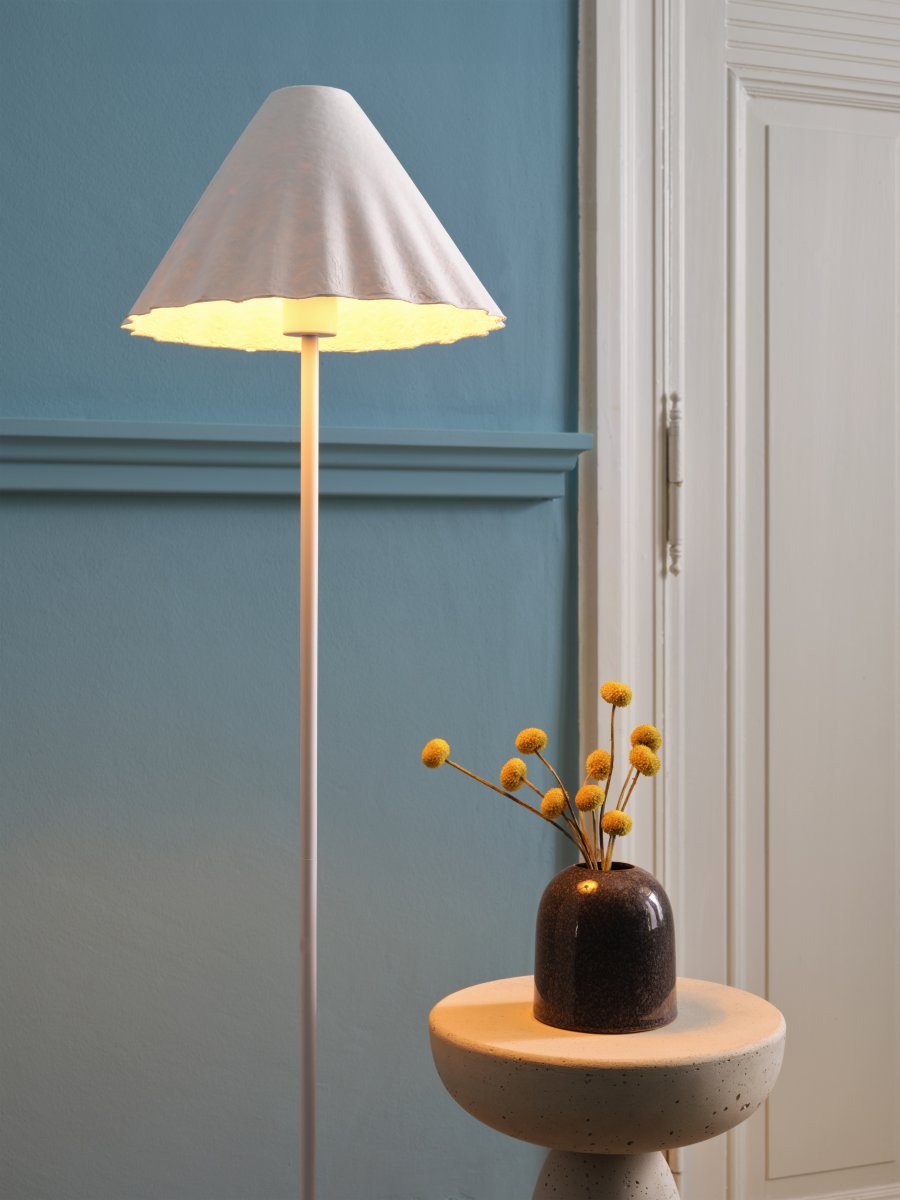 Pulp Hvit gulvlampe Fra Ledvance - Strømbryteren har en innebygd dimmer og er praktisk plassert på ledningen og gir deg muligheten til å justere lysstyrken etter behov.