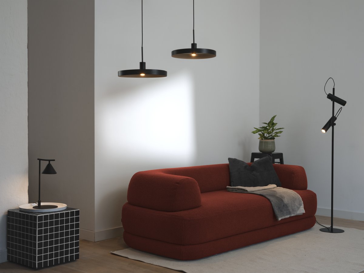 Plate Ø40 Svart Taklampe Fra Ledvance - Innsiden av skjermen har en beige farge som gir en fin og skarp lysspredning i rommet.