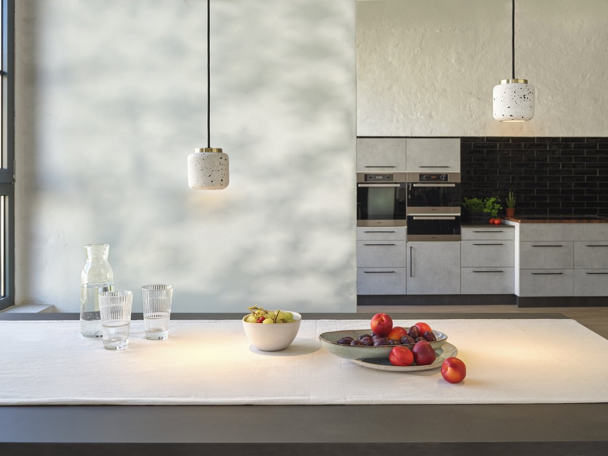 Terrazzo Ball Ø10 Hvit Taklampe Fra Ledvance - Detaljerna i m&auml;ssing bidrar med en elegans till rummet.