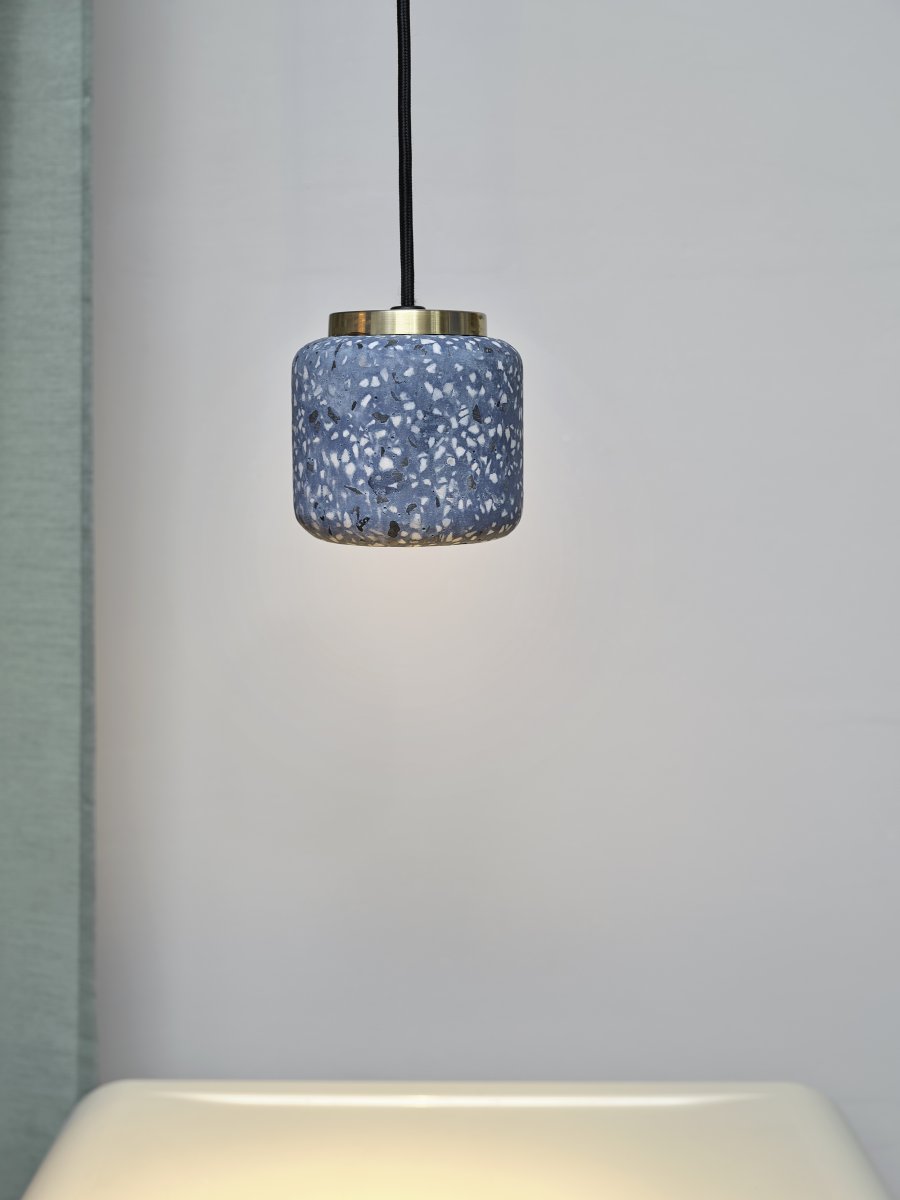 Terrazzo Ball Ø10 Blå Taklampe Fra Osram - Detaljerna i m&auml;ssing bidrar med en elegans till rummet.