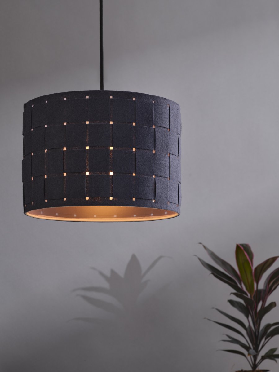 Felt Weaving Ø28 Mørk grå Taklampe Fra Ledvance - Dekorativ pendel med sk&auml;rm gjord av fl&auml;tad filt vilket ger en fin och varm ljusspridning i rummet.