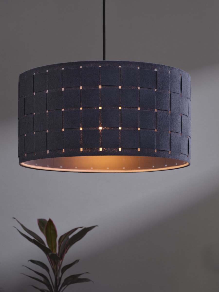 Felt Weaving Ø38 Mørk grå Taklampe Fra Ledvance - Dekorativ pendel med sk&auml;rm gjord av fl&auml;tad filt vilket ger en fin och varm ljusspridning i rummet.