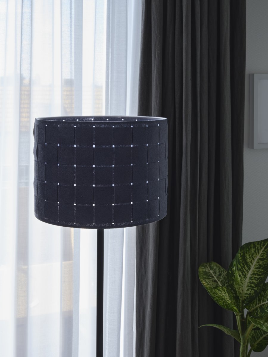 Felt Weaving Mørk grå gulvlampe Fra Ledvance - Dekorativ golvlampa med sk&auml;rm gjord av fl&auml;tad filt vilket ger en fin och varm ljusspridning i rummet.