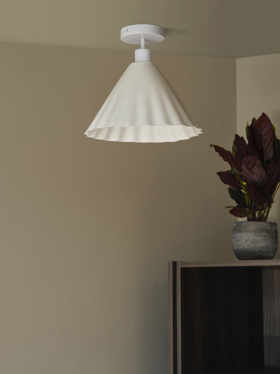 Pulp Ø30 Hvit plafond Fra Osram - Den dekorative papirskjermen gir en fin spredning av lys i rommet.