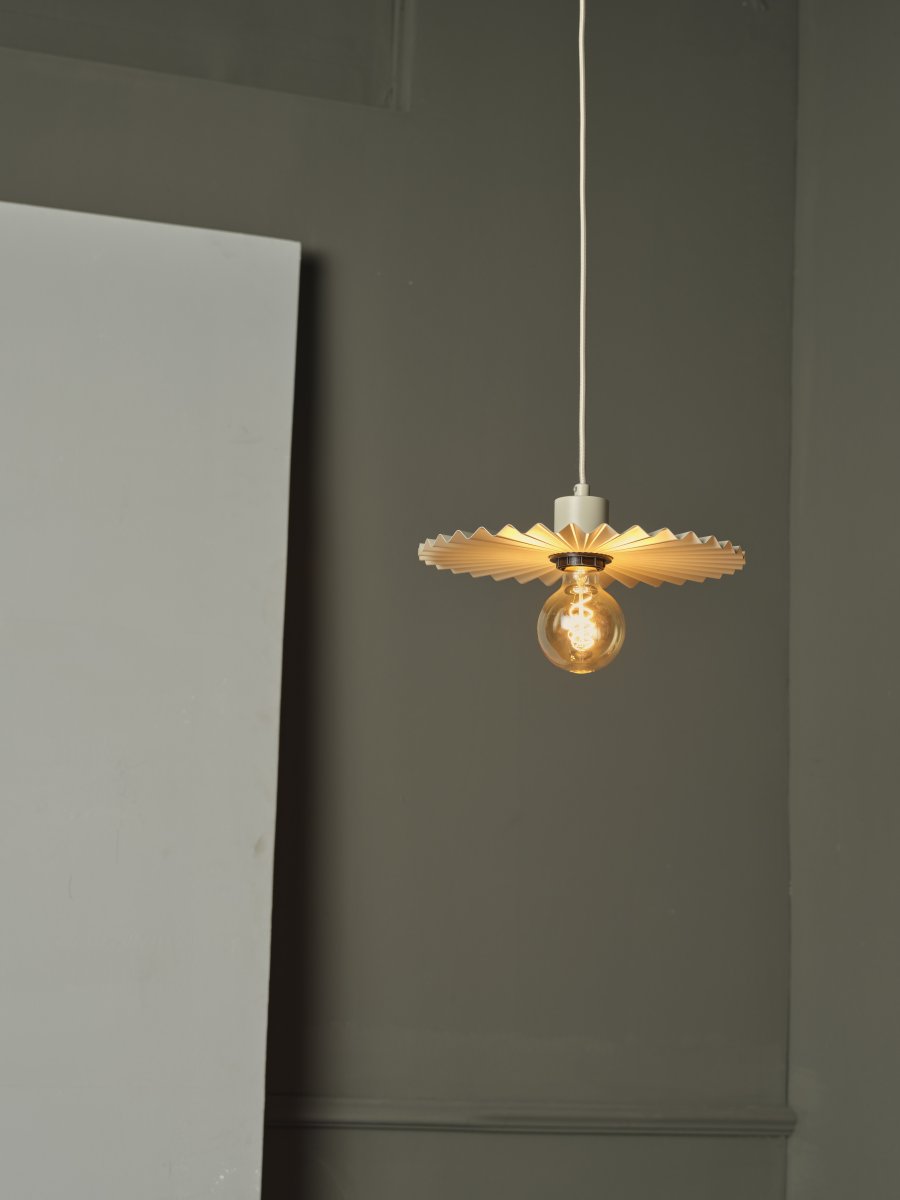 Plissee Ø30 Beige Taklampe Fra Osram - Den v&aring;giga sk&auml;rmen skapar ett vackert ljusspel i rummet n&auml;r lampan &auml;r t&auml;nd.