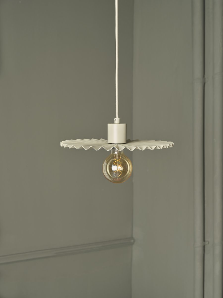 Plissee Ø30 Beige Taklampe Fra Osram - Den v&aring;giga sk&auml;rmen skapar ett vackert ljusspel i rummet n&auml;r lampan &auml;r t&auml;nd.