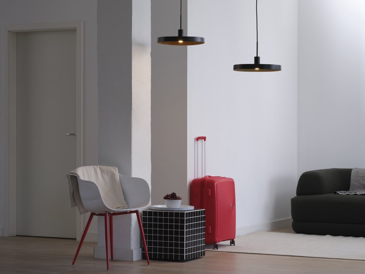 Plate Wood Ø40 Svart Taklampe Fra Osram - som gir et fint og varmt lysspredning i rommet.
