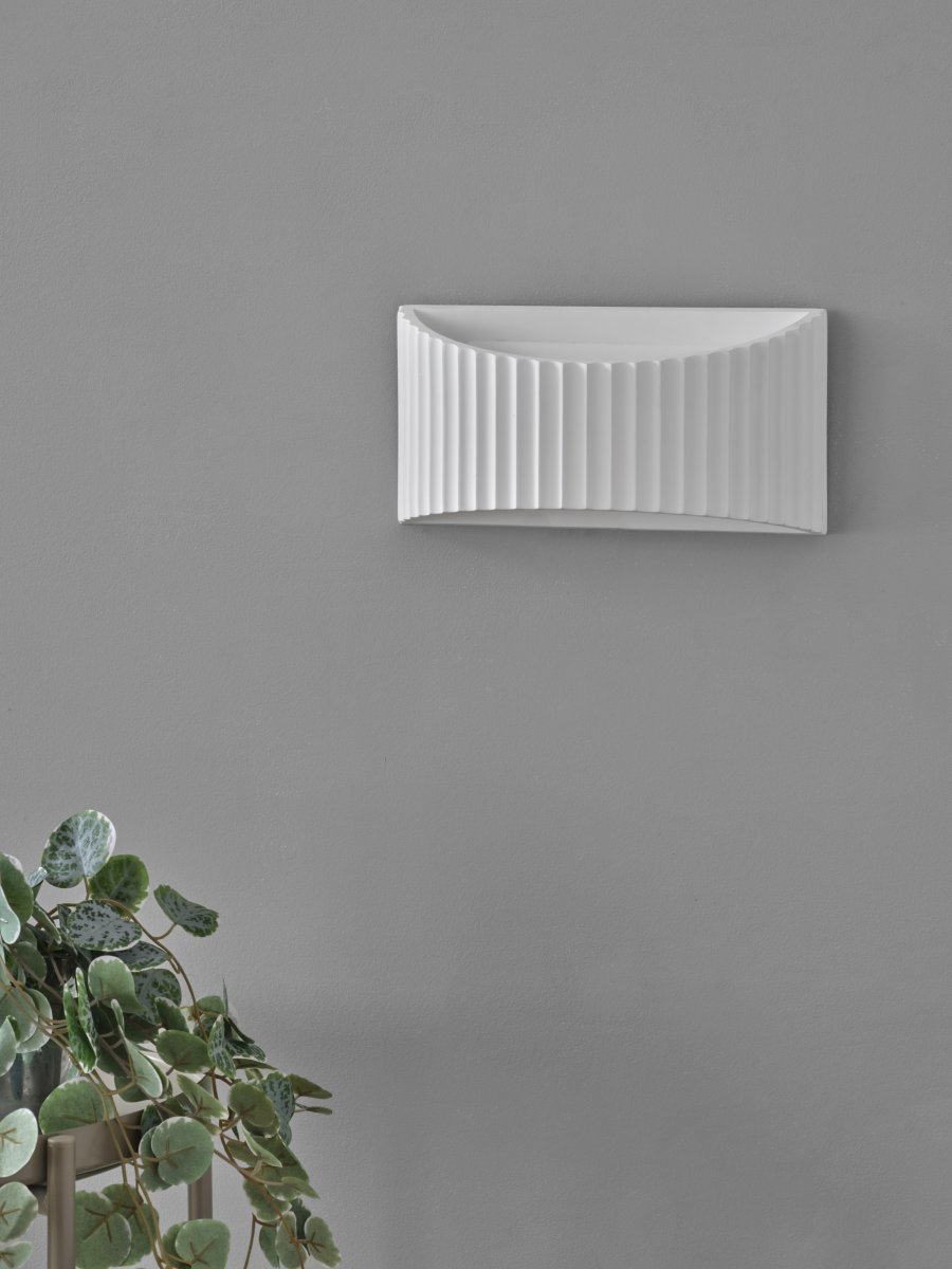 Plaster Band 30cm Hvit vegglampe Fra Osram - Plaster Band &auml;r en modern v&auml;gglampa gjord av gips.