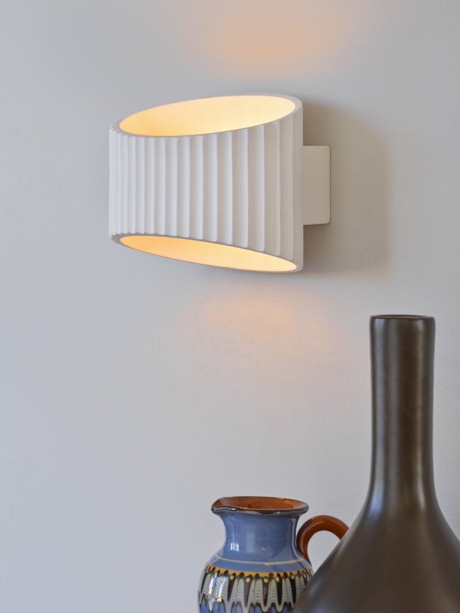 Plaster Band 25cm Hvit vegglampe Fra Osram - Plaster Band &auml;r en modern v&auml;gglampa gjord av gips.