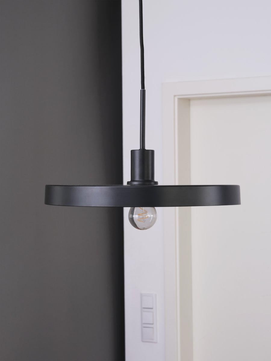 Plate Ø40 Svart Taklampe Fra Ledvance - Innsiden av skjermen har en beige farge som gir en fin og skarp lysspredning i rommet.