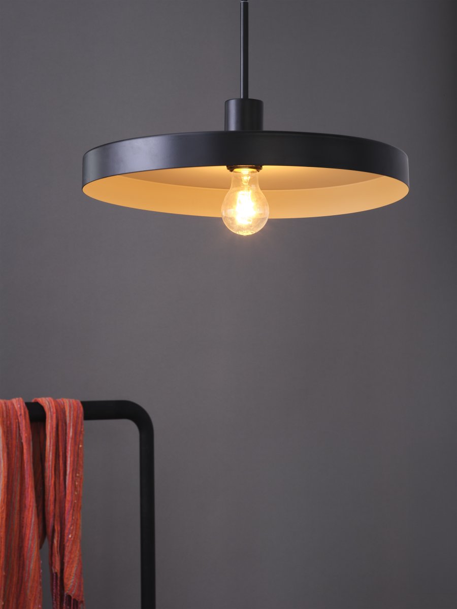 Plate Ø40 Svart Taklampe Fra Ledvance - Innsiden av skjermen har en beige farge som gir en fin og skarp lysspredning i rommet.