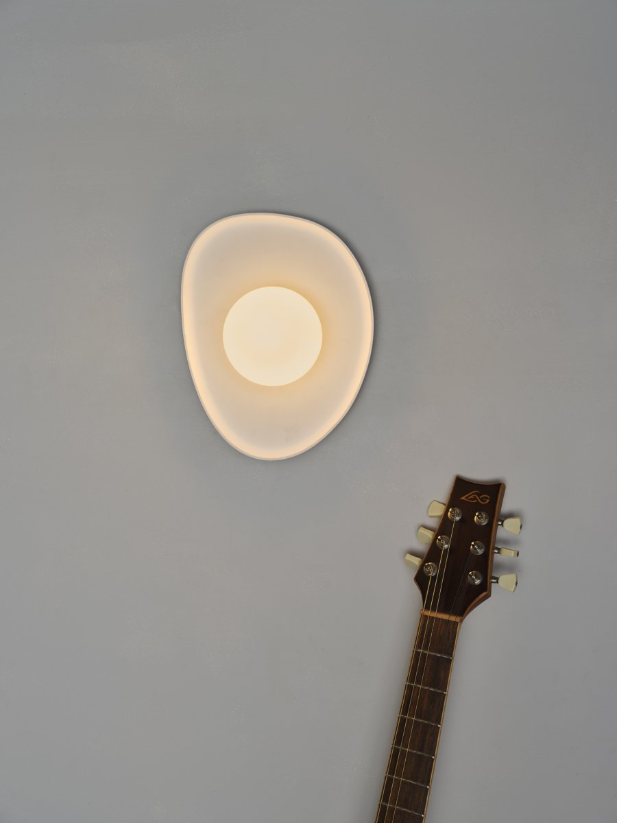 Plaster Nest 26cm Hvit vegglampe Fra Ledvance - Glaskupan i opal som omfamnar ljusk&auml;llan skapar ett fint och bl&auml;ndfritt ljus i rummet.