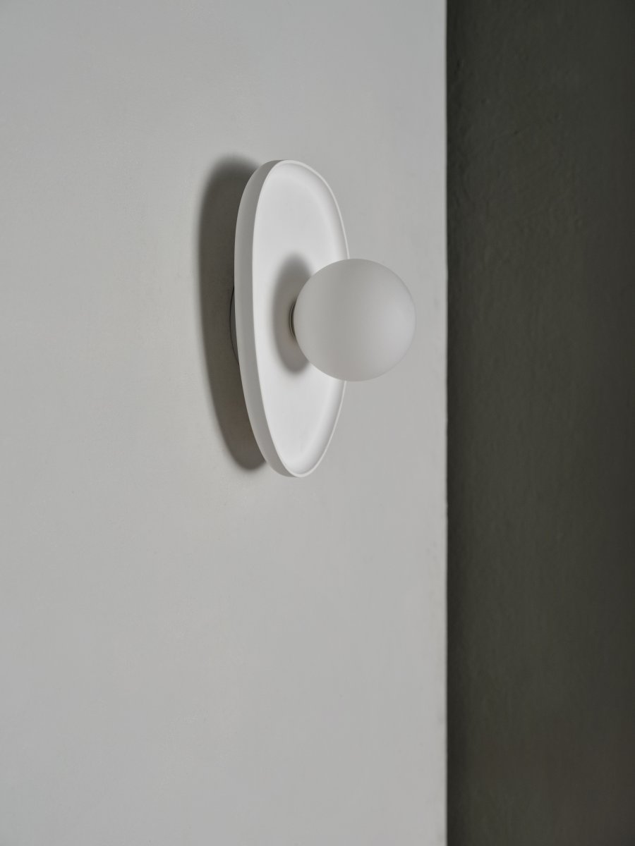 Plaster Nest 26cm Hvit vegglampe Fra Ledvance - Glaskupan i opal som omfamnar ljusk&auml;llan skapar ett fint och bl&auml;ndfritt ljus i rummet.