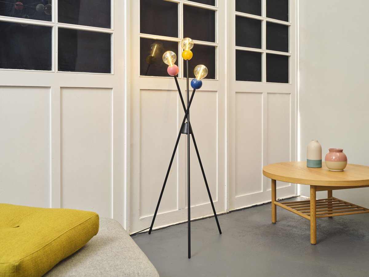 Bubble Flerfarget gulvlampe Fra Ledvance - Bubble er en unik gulvlampe med nydelige farger i et lekent design.