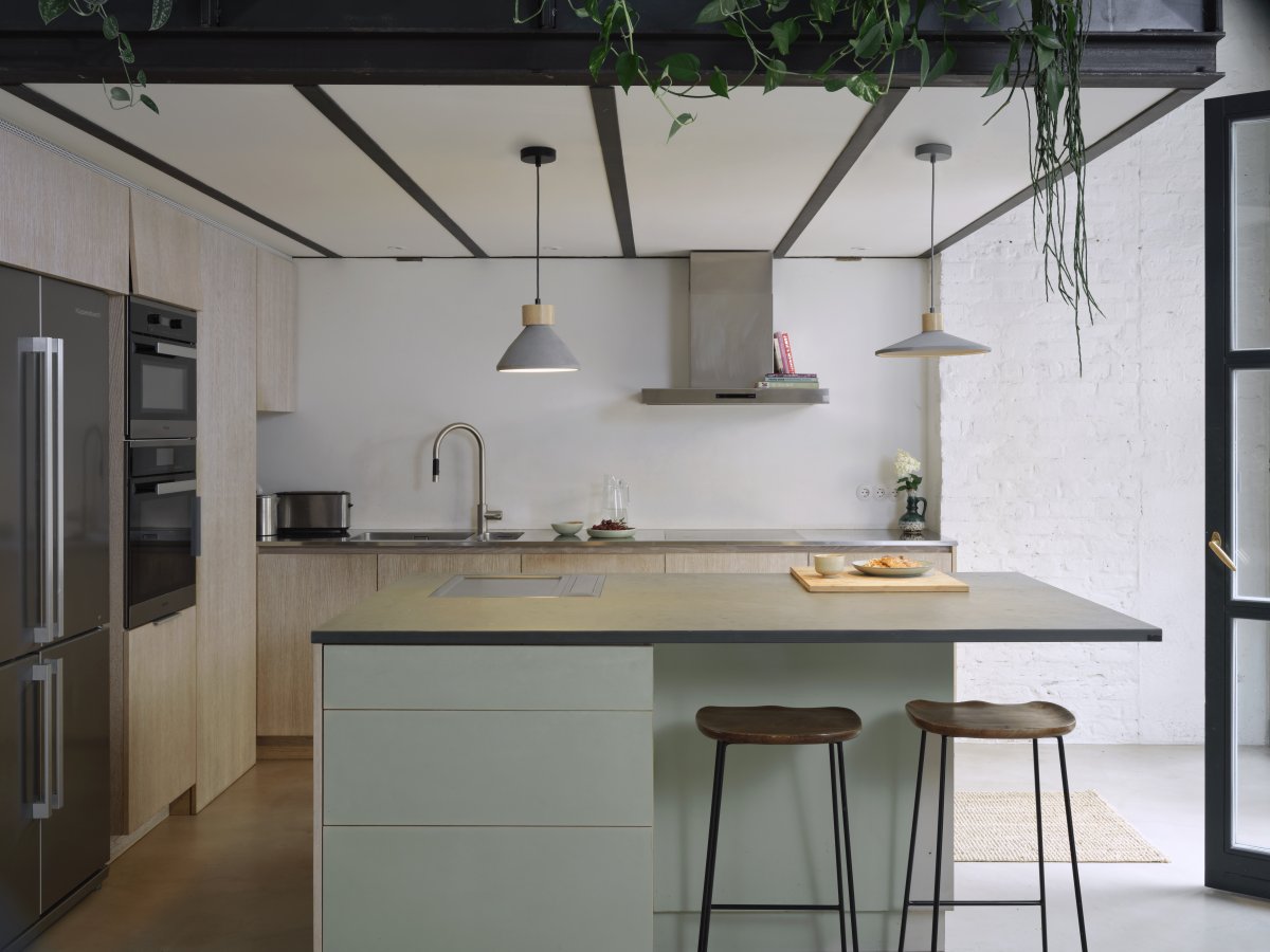 Concrete Wood Ø32 Grå Taklampe Fra Osram - Skjermen st&oslash;pt av betong gir et fint lys i rommet.