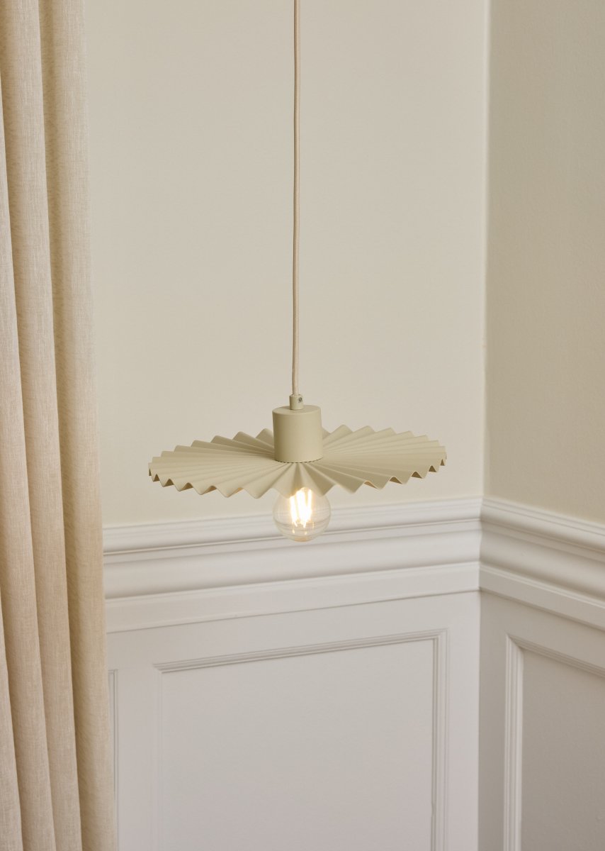 Plissee Ø30 Beige Taklampe Fra Osram - Den v&aring;giga sk&auml;rmen skapar ett vackert ljusspel i rummet n&auml;r lampan &auml;r t&auml;nd.