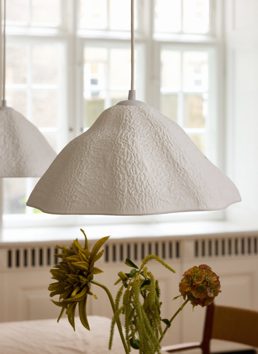 Lotus Leaf Ø40 Hvit Taklampe Fra Ledvance - Den dekorative skjermen laget av papir gir en fin spredning av lys ned.
