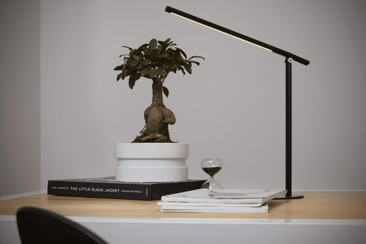 Panan 43cm Svart skrivebordslampe Fra Ledvance - B&aring;da ljusstyrkan och f&auml;rgtemperaturen g&aring;r att justera i tre steg med touchbrytaren p&aring; lampfoten.