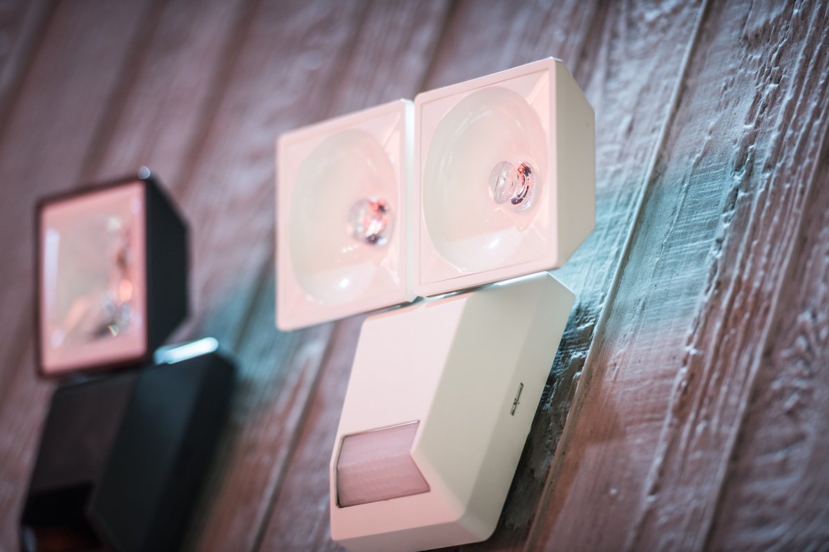 PRO Spot Sensor 16W Hvit utendørslampe Fra Ledvance - Den inbyggda r&ouml;relse-&nbsp;och skymningssensorn g&ouml;r att lampan t&auml;nds automatiskt vid r&ouml;relse i m&ouml;rker, vilket ger b&aring;de s&auml;kerhet och energieffektivitet.