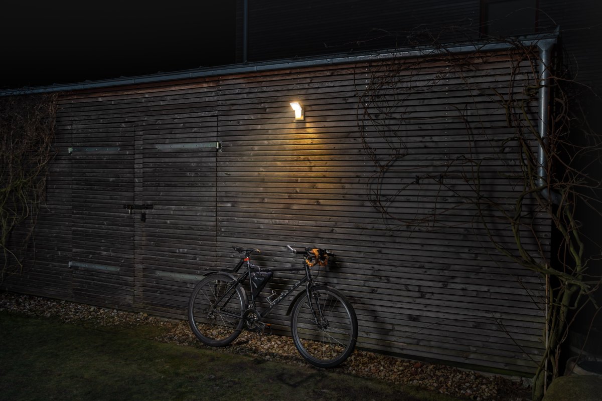 PRO Spot Sensor 16W Mørk grå utendørslampe Fra Osram - Den inbyggda r&ouml;relse-&nbsp;och skymningssensorn g&ouml;r att lampan t&auml;nds automatiskt vid r&ouml;relse i m&ouml;rker, vilket ger b&aring;de s&auml;kerhet och energieffektivitet.