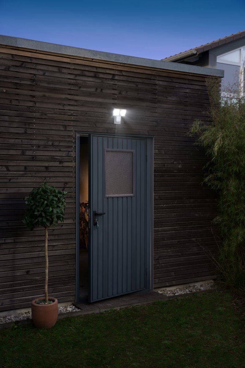 PRO Spot Sensor 16W Hvit utendørslampe Fra Ledvance - Den inbyggda r&ouml;relse-&nbsp;och skymningssensorn g&ouml;r att lampan t&auml;nds automatiskt vid r&ouml;relse i m&ouml;rker, vilket ger b&aring;de s&auml;kerhet och energieffektivitet.