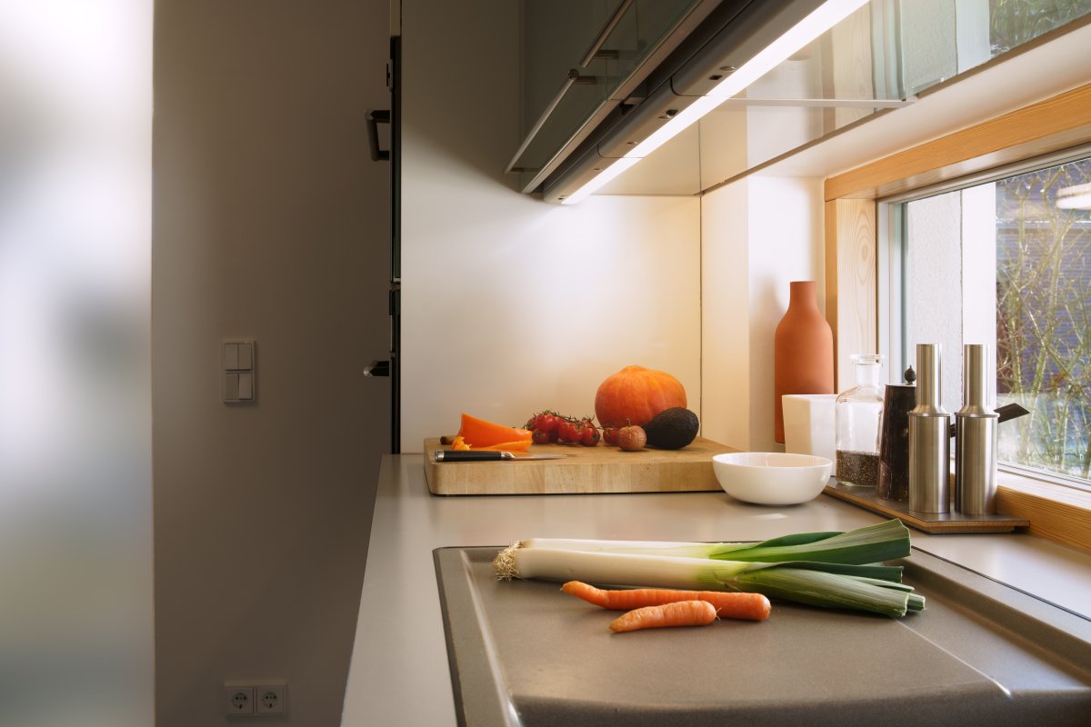 Flat Eco 5W 3000K 37cm Sølv Fra Ledvance - Lampen skrus fast og kobles deretter til med medf&oslash;lgende kabel og st&oslash;psel.