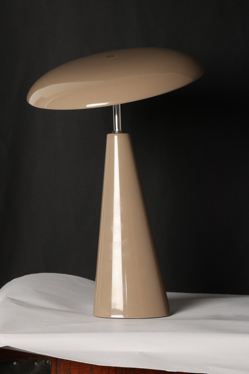 Audrey 33cm Lys brun bærbar Fra Eja - Den integrerte LED-belysningen gir et behagelig lys, og lampen er dimbar for enkelt å skape den rette atmosfæren i rommet.